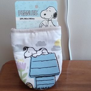 Snoopy oversized mini mitts
